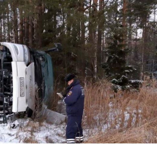 Повезло, что автобус не долетел до деревьев. 